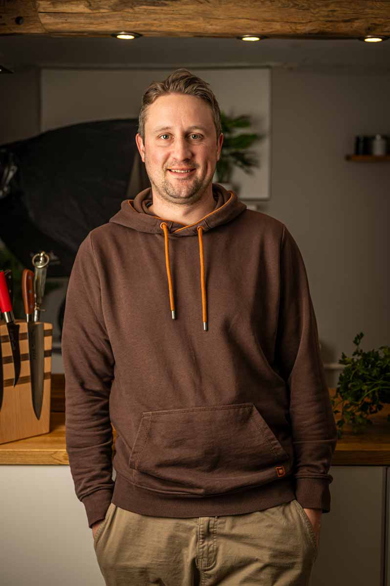 Felix, der Gründer von tellerjecke in seiner Studioküche