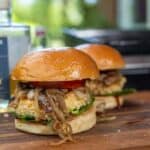 Knuspriger Reggie Burger mit paniertem Grillkäse, frischen Tomaten, Salat und BBQ-Soße auf geröstetem Bun