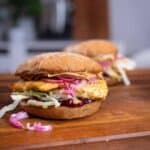Vegetarischer Halloumi Burger mit eingelegten roten zwiebeln und Erdnussbutter