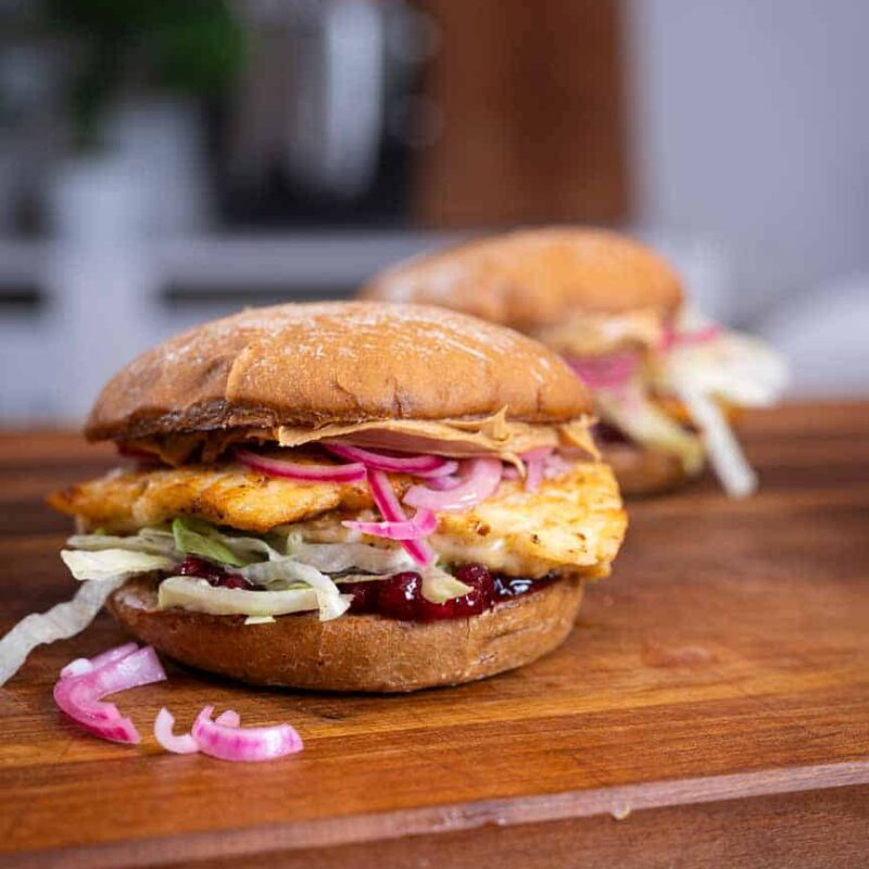 Vegetarischer Halloumi Burger mit eingelegten roten zwiebeln und Erdnussbutter
