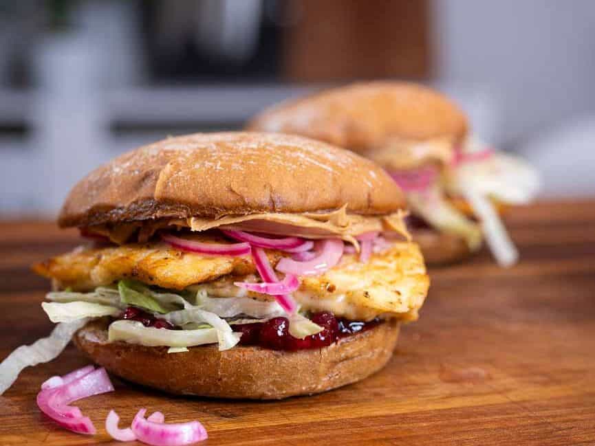 Vegetarischer Halloumi Burger mit eingelegten roten zwiebeln und Erdnussbutter