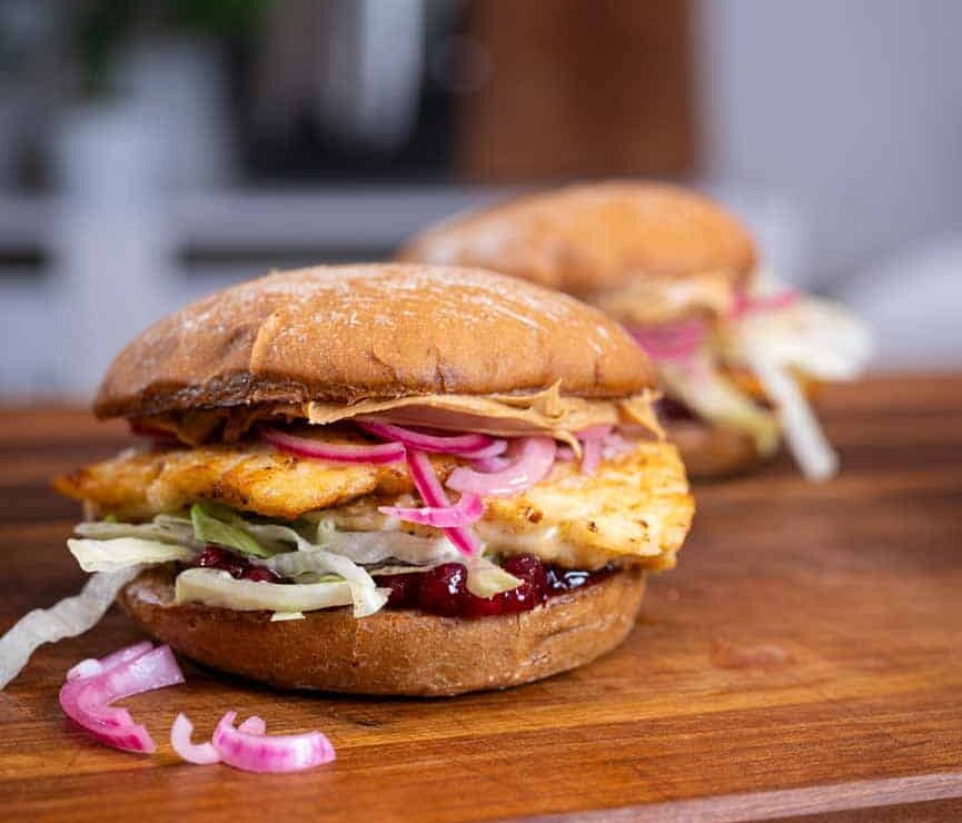 Vegetarischer Halloumi Burger mit eingelegten roten zwiebeln und Erdnussbutter Vegetarischer Halloumi Burger mit eingelegten roten zwiebeln und Erdnussbutter