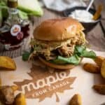 Vegetarischer Pulled Jackfruit Burger im Bun mit Coleslaw und BBQ-Sauce