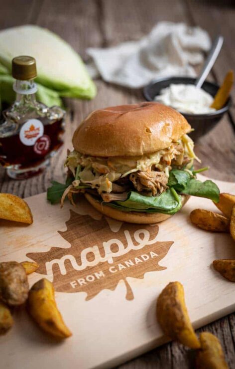 Pulled Jackfruit Burger – saftiger vegetarischer BBQ-Burger Vegetarischer Pulled Jackfruit Burger im Bun mit Coleslaw und BBQ-Sauce