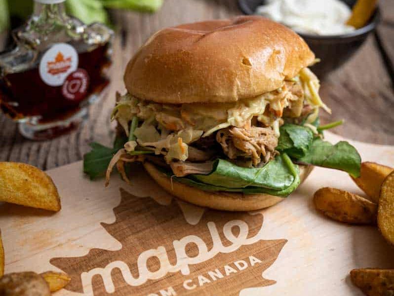 Vegetarischer Pulled Jackfruit Burger im Bun mit Coleslaw und BBQ-Sauce