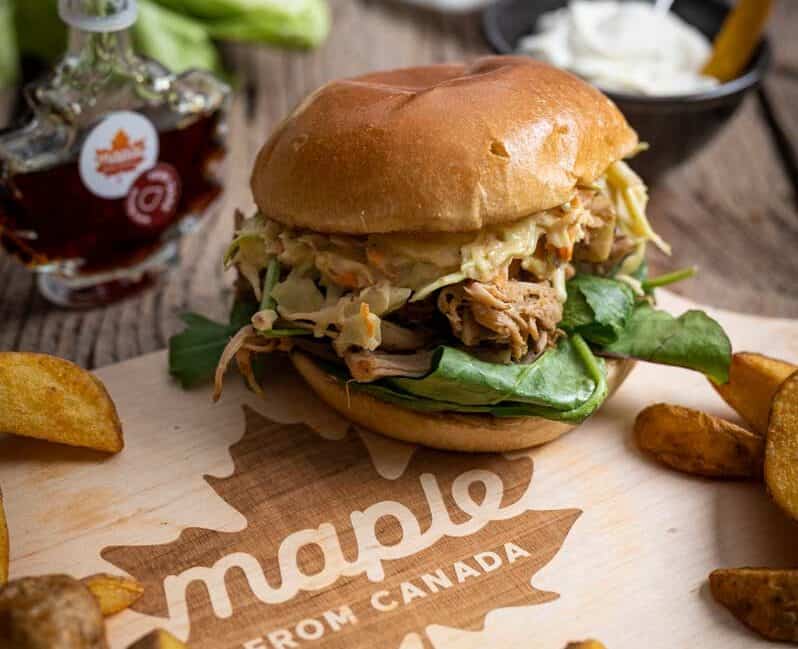 Vegetarischer Pulled Jackfruit Burger im Bun mit Coleslaw und BBQ-Sauce
