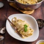 Angerichtete Pasta mit Gorgonzola Sauce, Pilzen und Trüffelöl – Pastasoße wie im Restaurant