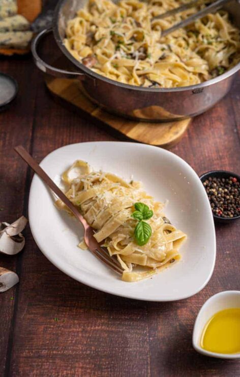 Tagliatelle in cremiger Gorgonzola Sauce Angerichtete Pasta mit Gorgonzola Sauce, Pilzen und Trüffelöl – Pastasoße wie im Restaurant