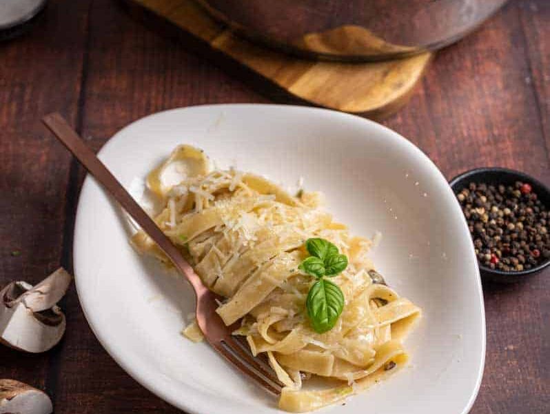 Tagliatelle in cremiger Gorgonzola Sauce Angerichtete Pasta mit Gorgonzola Sauce, Pilzen und Trüffelöl – Pastasoße wie im Restaurant