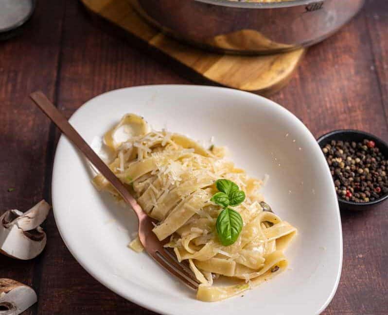 Angerichtete Pasta mit Gorgonzola Sauce, Pilzen und Trüffelöl – Pastasoße wie im Restaurant