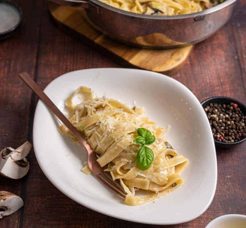 Tagliatelle in cremiger Gorgonzola Sauce Angerichtete Pasta mit Gorgonzola Sauce, Pilzen und Trüffelöl – Pastasoße wie im Restaurant