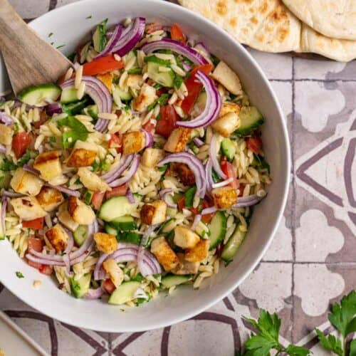 Kritharaki Salat mit Halloumi: Einfache Zubereitung, mediterraner Geschmack – ideal als vegetarische Beilage oder schnelles Sommergericht.