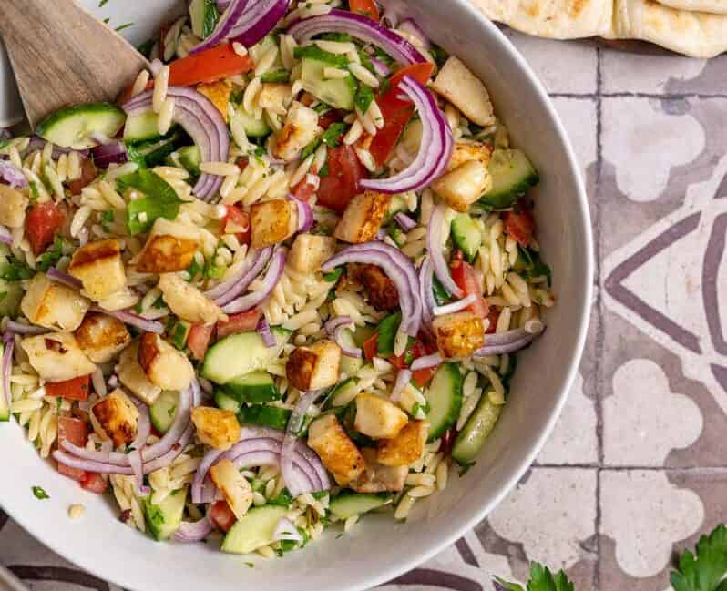 Kritharaki Salat mit Halloumi: Einfache Zubereitung, mediterraner Geschmack – ideal als vegetarische Beilage oder schnelles Sommergericht.