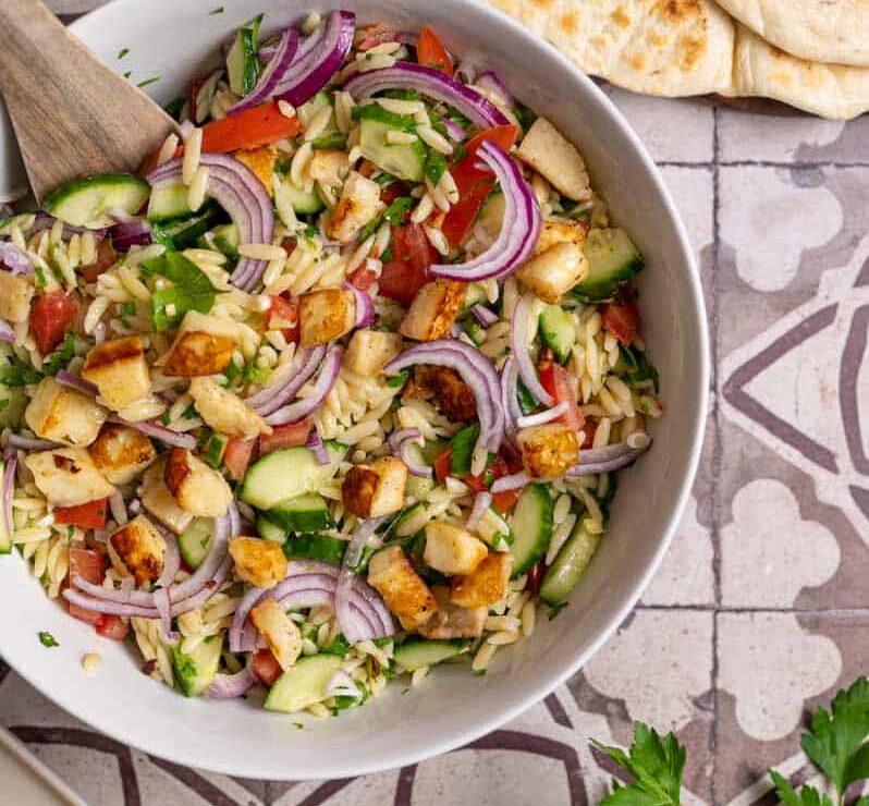 Kritharaki Salat mit Halloumi: Einfache Zubereitung, mediterraner Geschmack – ideal als vegetarische Beilage oder schnelles Sommergericht. Kritharaki Salat mit Halloumi: Einfache Zubereitung, mediterraner Geschmack – ideal als vegetarische Beilage oder schnelles Sommergericht.