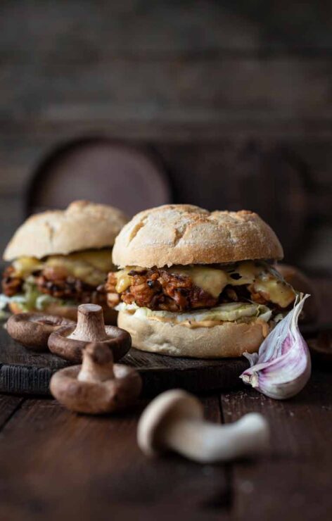 Vegetarischer Pilzburger mit Shitake-Patties Saftiger vegetarischer Pilzburger mit Shitake-Patties, Salat und Käse im Burger Bun