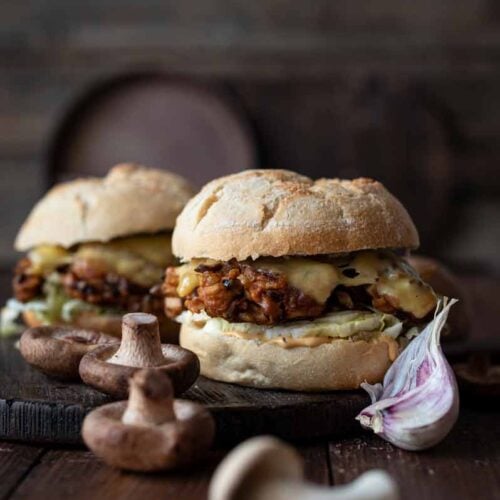 Saftiger vegetarischer Pilzburger mit Shitake-Patties, Salat und Käse im Burger Bun