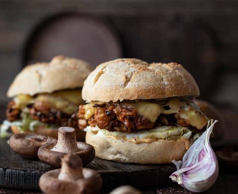 Saftiger vegetarischer Pilzburger mit Shitake-Patties, Salat und Käse im Burger Bun