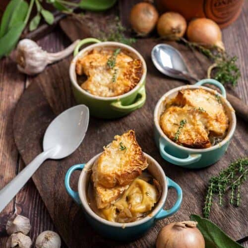 Zwiebelsuppe mit Tortellini, goldbraun gratiniertem Gruyère und Baguette in einer Suppentasse