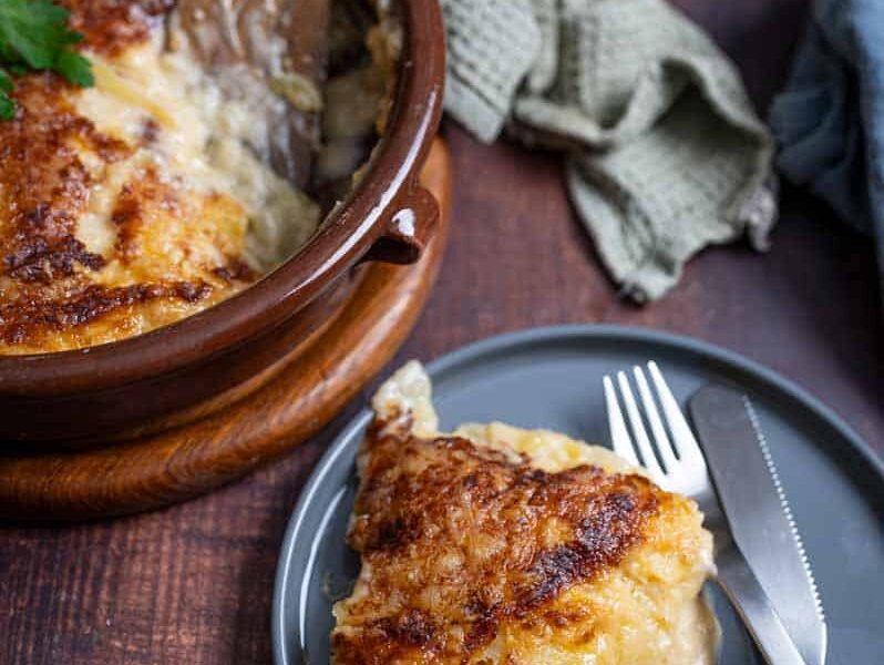 Kartoffelgratin mit goldbrauner Käsekruste in einer Auflaufform – vegetarisches Ofengericht aus rohen Kartoffeln, Sahne und Käse