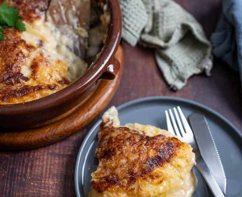 Kartoffelgratin mit goldbrauner Käsekruste in einer Auflaufform – vegetarisches Ofengericht aus rohen Kartoffeln, Sahne und Käse