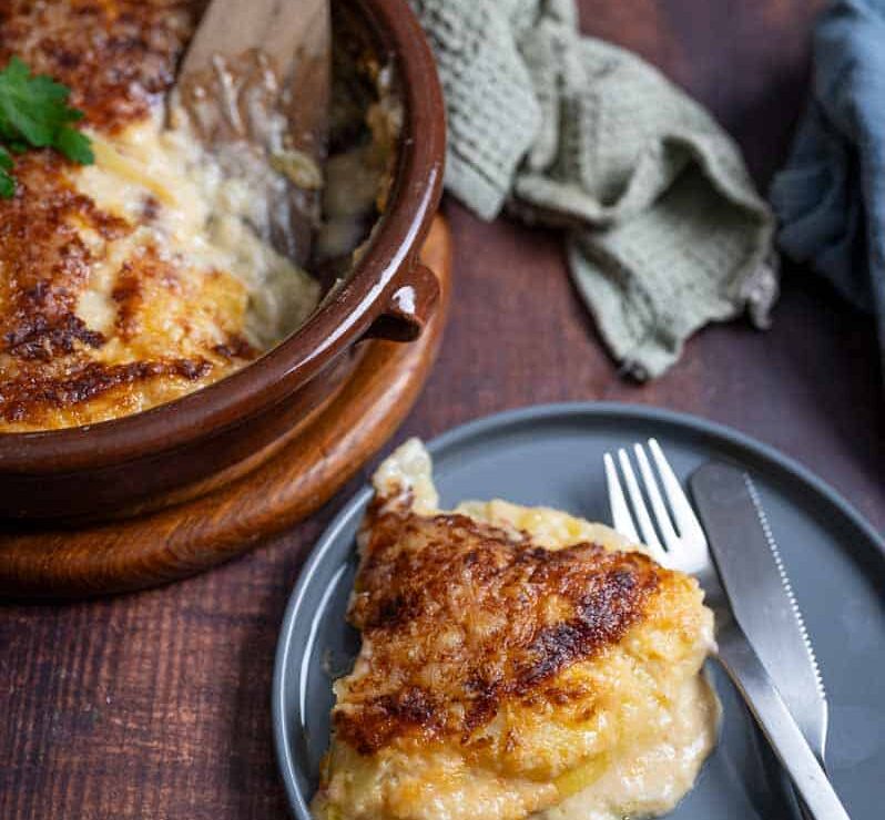 Vegetarisches Kartoffelgratin frisch aus dem Ofen – goldbraun und cremig Kartoffelgratin mit goldbrauner Käsekruste in einer Auflaufform – vegetarisches Ofengericht aus rohen Kartoffeln, Sahne und Käse