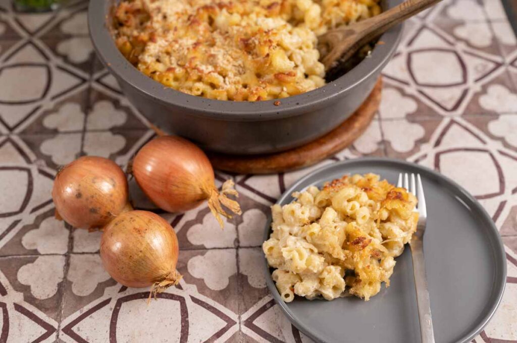 Mac and Cheese mit Mozzarella, Gruyère und geschmorten Zwiebeln